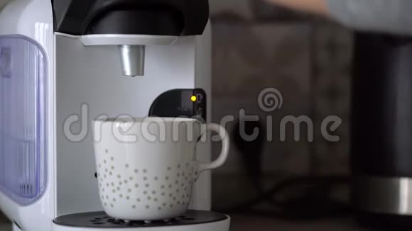 家用胶囊咖啡机准备一杯新鲜咖啡视频的预览图