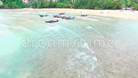 热带海洋海滩上船只的鸟瞰图视频的预览图