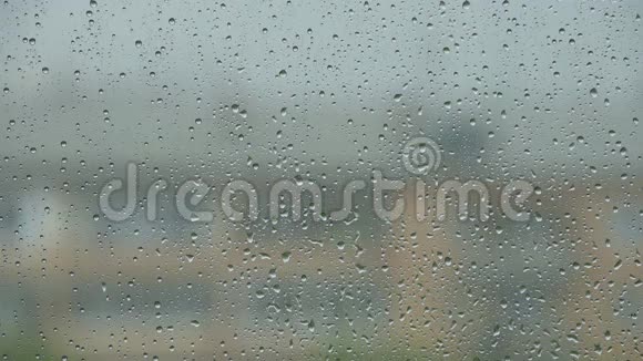 窗户上真正的雨滴视频的预览图