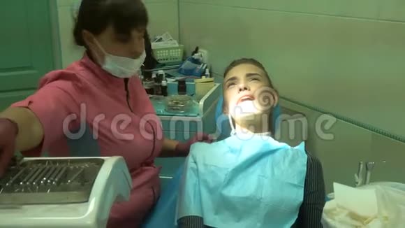 牙科医生那位迷人的女士正在治疗她的牙齿视频的预览图