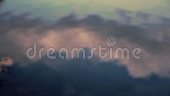 湖面上潺潺的流水与云的倒影视频的预览图