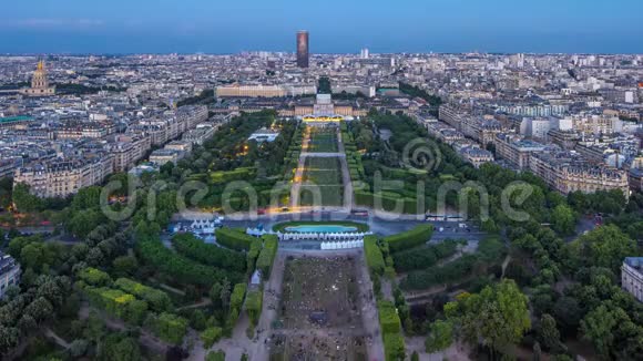 日落后白天到夜间的空中俯瞰大城市天际线从埃菲尔铁塔俯视巴黎法国视频的预览图