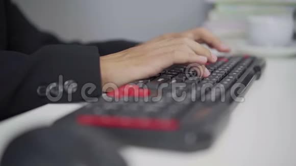 手在电脑键盘上打字动作缓慢视频的预览图
