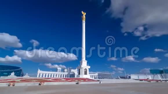 哈萨克斯坦首都阿斯塔纳独立广场上的哈萨克埃里纪念碑的时间推移视频的预览图
