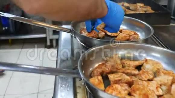 烤架上的肉油炸牛排放在烤架上烤蔬菜洋葱樱桃番茄蘑菇和视频的预览图
