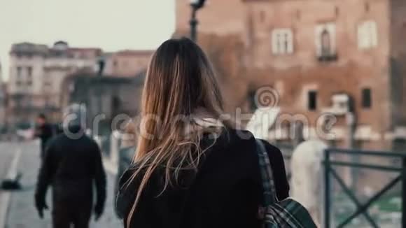 布鲁内特女士走在市中心罗马论坛女游客拍摄古镇和音乐家的照片视频的预览图