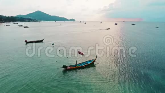 热带海洋海滩上船只的鸟瞰图视频的预览图