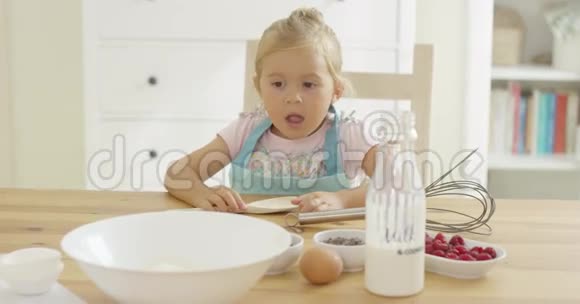 可爱的婴儿在厨房里烘焙视频的预览图