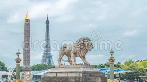 塔伊莱里花园的两只大理石狮子之一悬在巴黎时代的协和广场上视频的预览图