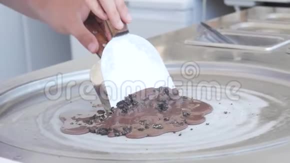 烹制泰式天然水果冰淇淋在冷盘上用西番莲做冰淇淋卷做冰淇淋视频的预览图