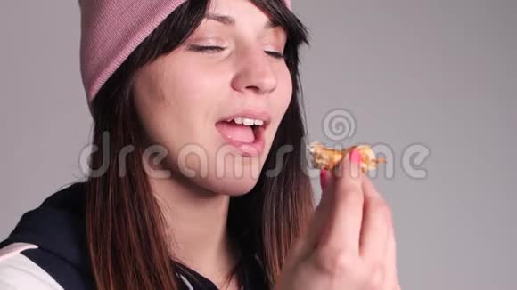 年轻的白种人女人带着尾巴吃披萨视频的预览图