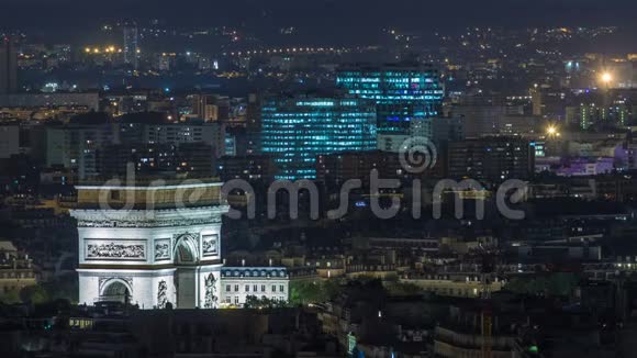 在埃菲尔铁塔顶部拍摄的巴黎城和凯旋门的空中夜景视频的预览图