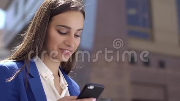 女人喝咖啡手里拿着手机视频的预览图