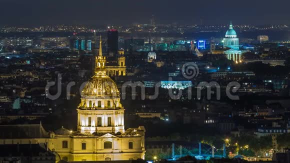 在埃菲尔铁塔顶部拍摄的巴黎城市和荣军院的空中夜景视频的预览图