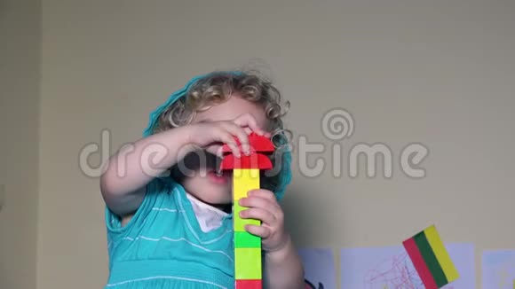 小男孩小孩建造玩具砖建造一座塔日托儿童视频的预览图