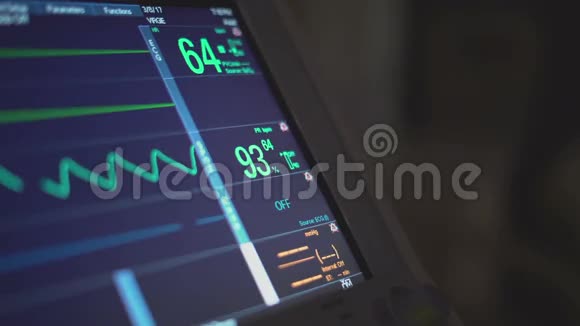 医院的监视器在黑暗的病房里视频的预览图