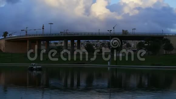 桥和云的反射视频的预览图