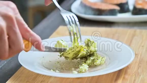用叉子把雌性的手合在一起用香料搅拌黄油家庭厨房为了酱汁视频的预览图