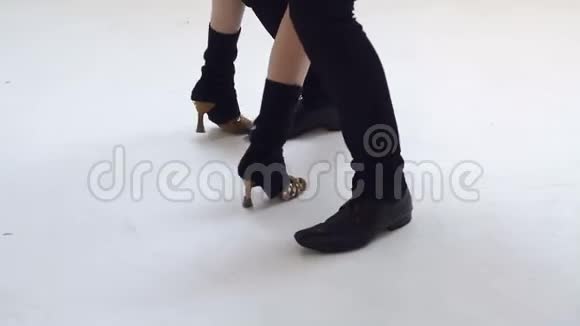 在白色背景下跳舞的年轻夫妇热情的萨尔萨舞者视频的预览图