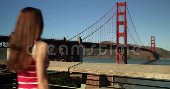 用智能手机拍照金门大桥的女人视频的预览图