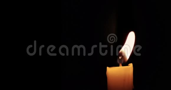 在黑色背景上用闪光的蜡烛燃烧的特写带有文字的复制空间节日活动视频的预览图