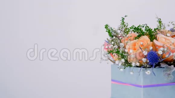 一家花店提供各种各样的花和花束视频的预览图