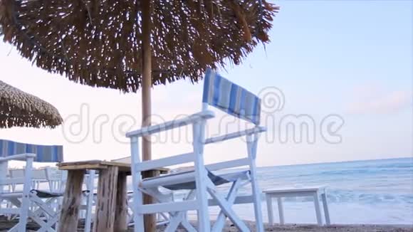 在伞下的躺椅上在海滩上放松视频的预览图