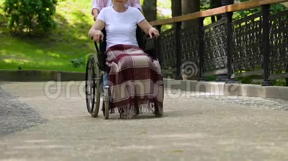 在公园轮椅上与残疾病人自愿步行康复视频的预览图