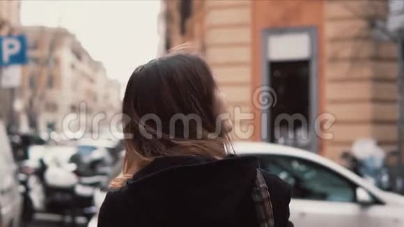 困惑的女孩在市中心环顾四周带背包的旅游妇女尝试寻找出路探索新城市慢动作视频的预览图