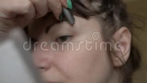 美丽的女人用化妆刷画出美丽的眉毛视频的预览图