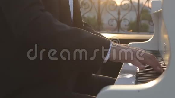 钢琴家演奏钢琴乐谱视频的预览图