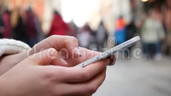 在繁忙的公共场所女人用手机的特写镜头视频的预览图