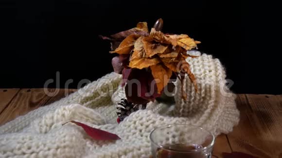 木桌上的一杯茶围巾黄叶热茶秋天的作文喝茶时间视频的预览图