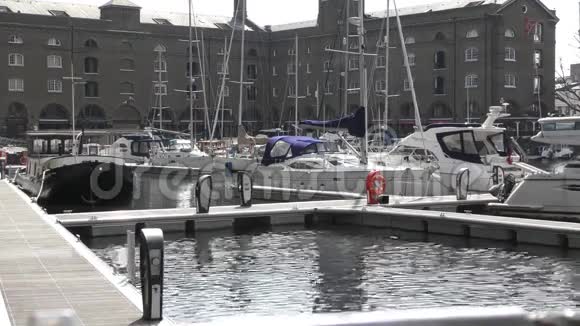 城市港湾游艇和船只视频的预览图