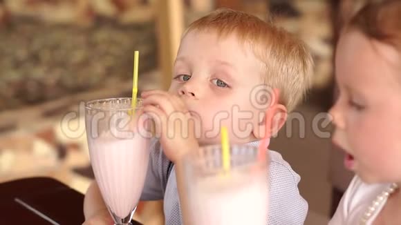 小孩子在咖啡馆里喝水果奶昔视频的预览图