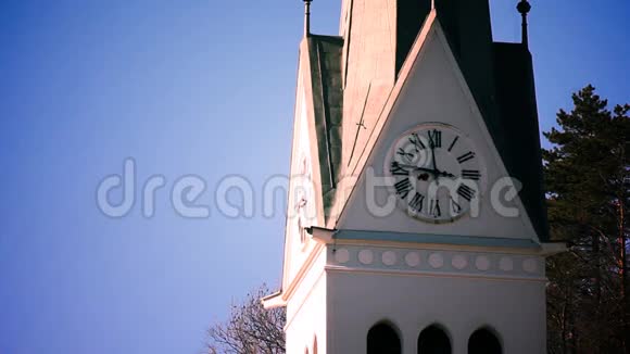 关闭教堂的时钟视频的预览图
