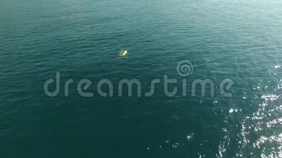 一个人在海边的皮艇上航行鸟瞰视频的预览图