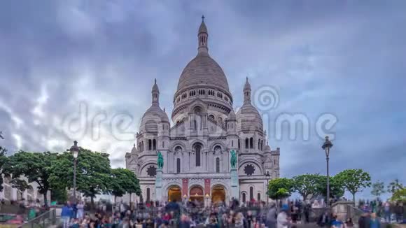 圣心大教堂的正面景观从白天到晚上法国巴黎视频的预览图