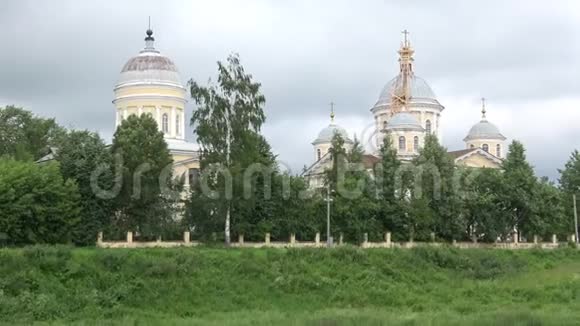 特维塔河的全景俯瞰斯帕索普雷奥布拉辛斯基大教堂和Vhodoierusalimskuyu教堂俄罗斯托日克视频的预览图