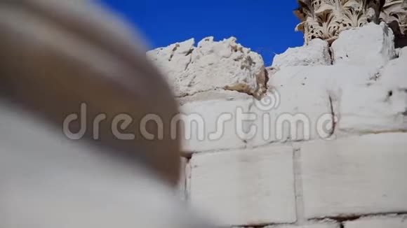 礼堂背景上有柱子的罗马尼亚墙视频的预览图