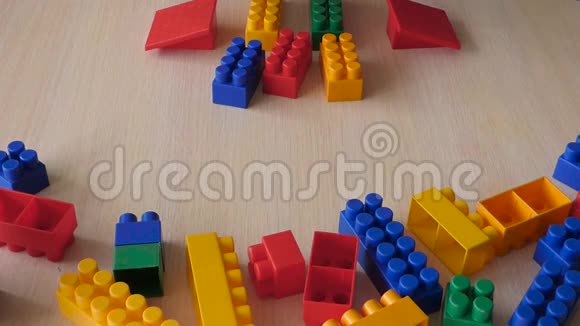 小孩用塑料砖建造玩具建筑视频的预览图