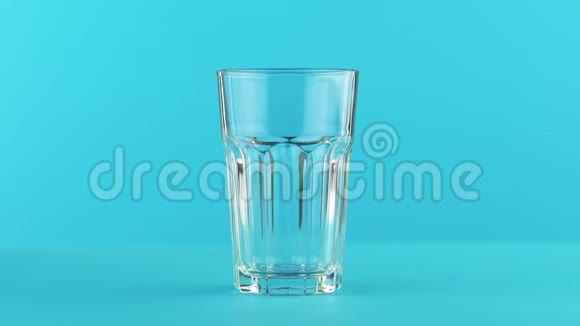 4K奶冷饮特写镜头在彩色蓝色背景上画成面玻璃视频的预览图