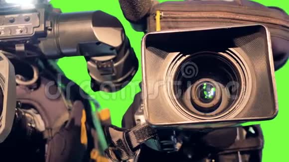 三个相机镜头上的彩色光点视频的预览图