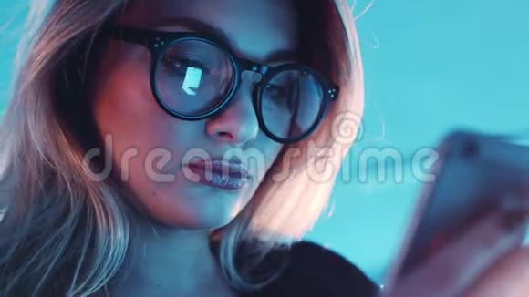 近距离观看漂亮的金发女人戴眼镜和时尚的皮革上网社会网络现代视频的预览图