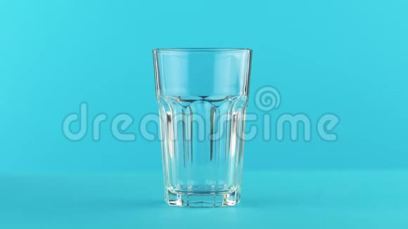 4K奶冷饮特写镜头在彩色蓝色背景上画成面玻璃视频的预览图