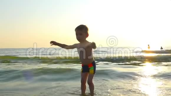 日落时在海边跳跃的孩子视频的预览图