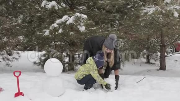 妈妈和儿子堆雪人视频的预览图
