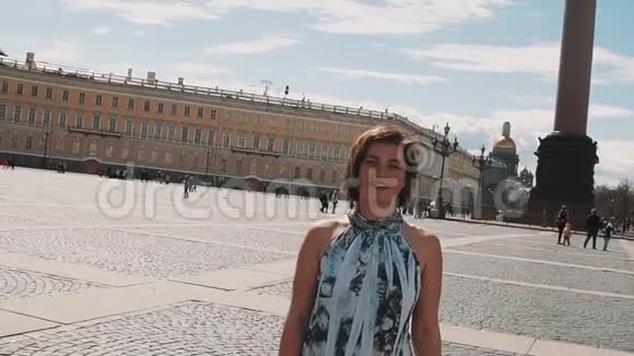 在圣彼得堡的皇宫广场唱着夏装的快乐女孩视频的预览图