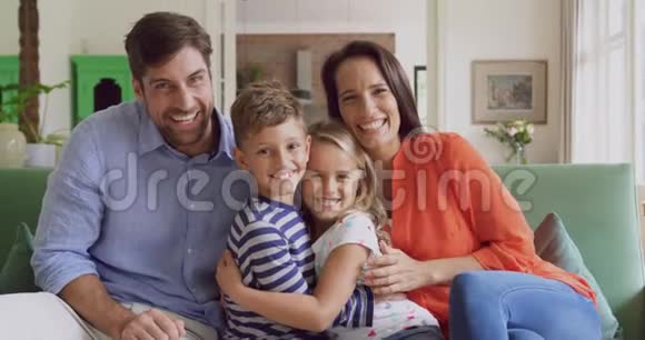 一家人坐在家里客厅的沙发上视频的预览图