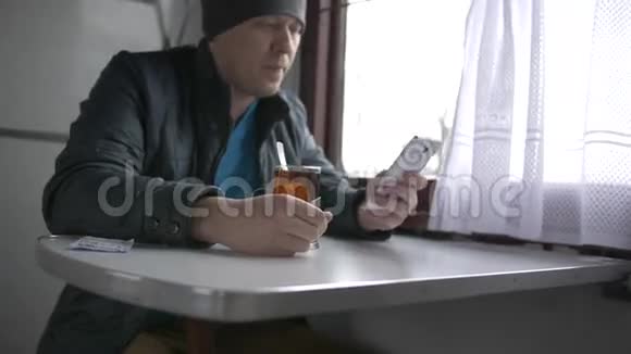 一个男人在火车上喝特殊帽子的茶俄罗斯视频的预览图